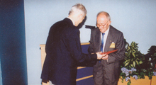 Prof. Jan Kowalewski otrzymuje medal zasuonych dla PTHiT. Puawy, 1998