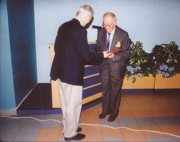 Prof. Jan Kowalewski otrzymuje medal zasuonych dla PTHiT. Puawy, 1998