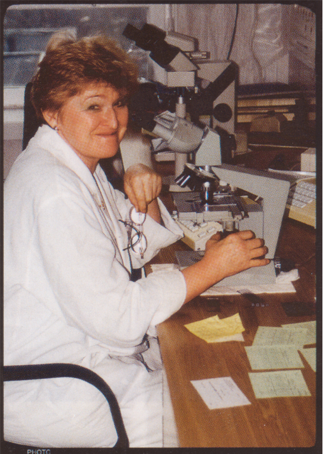 Praca w Klinice. E. Wjcik w pracowni cytologicznej