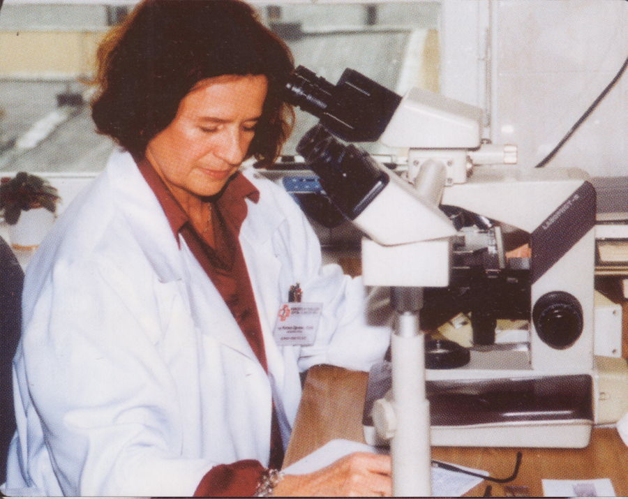 Praca w Klinice. R. Zaprawa-Cioek w laboratorium cytoimmunochemii