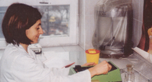 Praca w Klinice. A. Nowaczyńska w pracowni cytometrii przepływowej